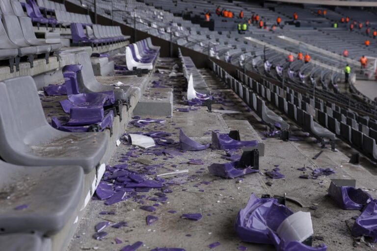 Beschadigde tribunevakken in het Koning Boudewijnstadion na de bekerfinale met zicht op vernielde stoeltjes, zonder herkenbare gezichten.