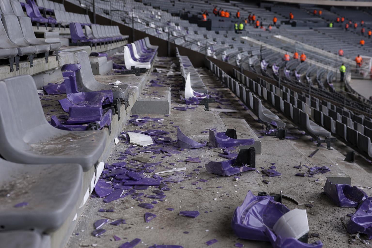 Beschadigde tribunevakken in het Koning Boudewijnstadion na de bekerfinale met zicht op vernielde stoeltjes, zonder herkenbare gezichten.
