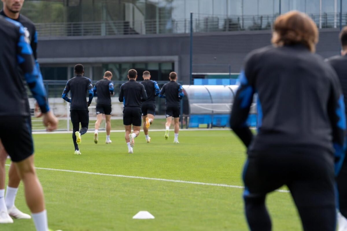 Beeld in trainingscontext rond Club Brugge tijdens de transferonzekerheid over Aleksandar Stankovic