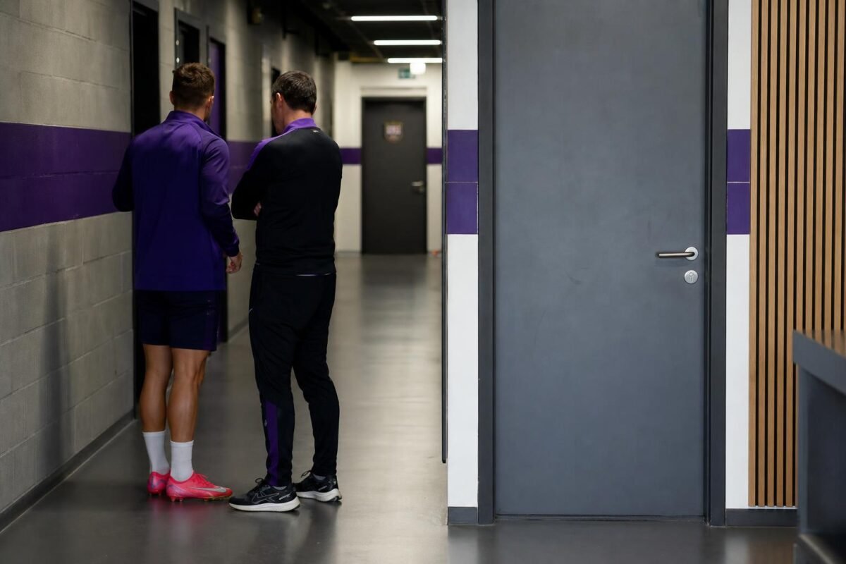 Neutrale omgeving bij RSC Anderlecht waar een gesprek plaatsvindt na de bekerfinale.