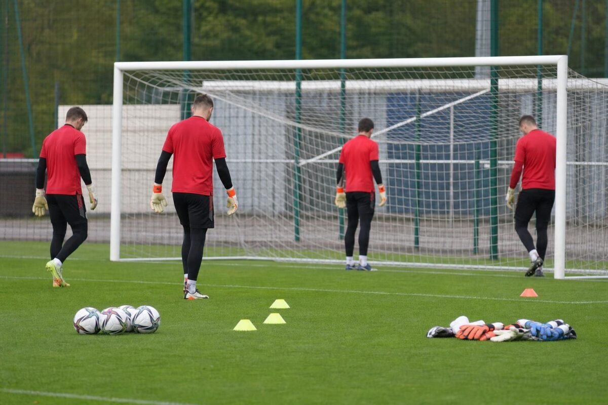 Keepers trainen op het veld bij de Rode Duivels zonder herkenbare gezichten