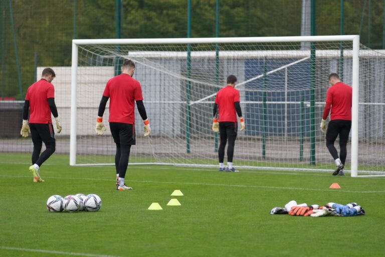 Keepers trainen op het veld bij de Rode Duivels zonder herkenbare gezichten