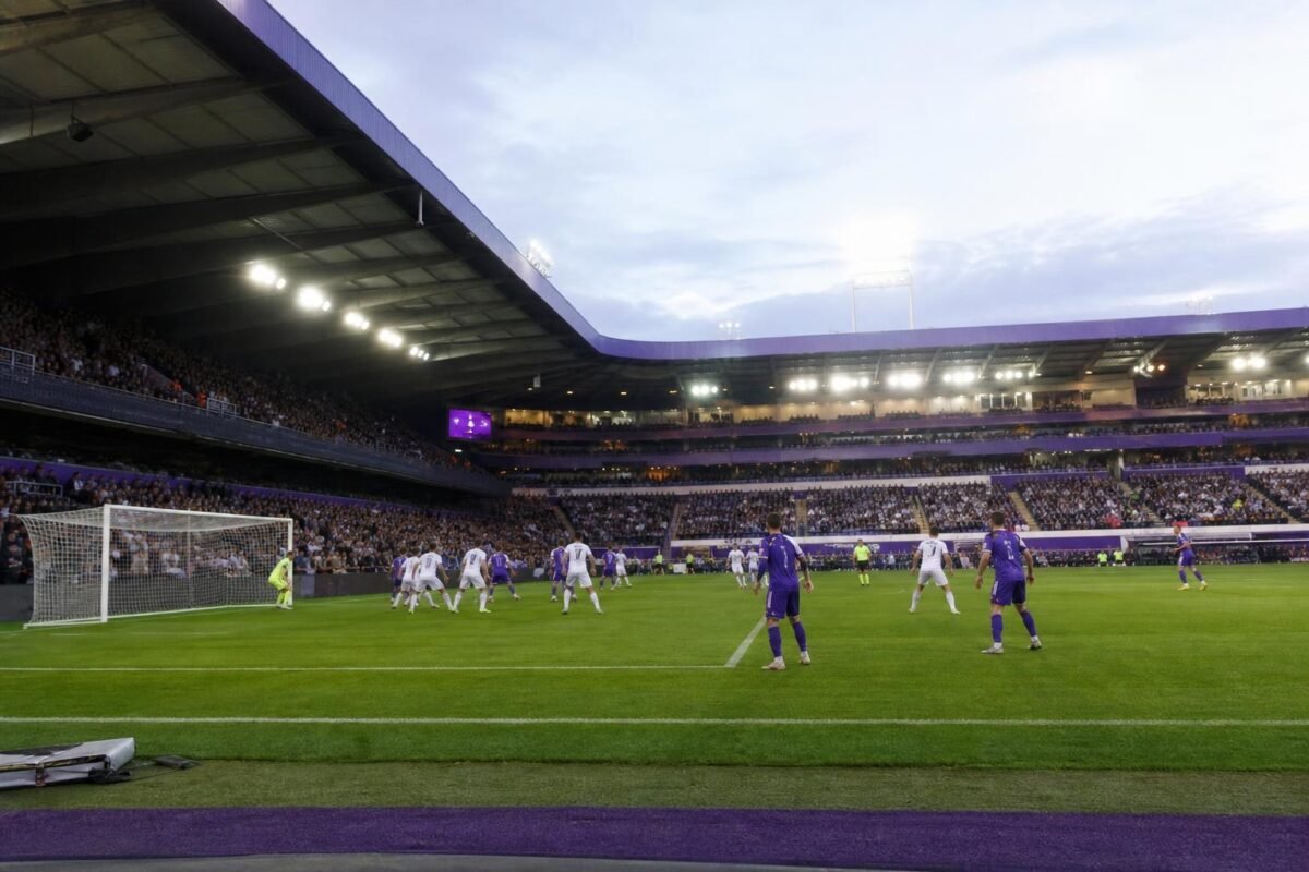 Spelers van RSC Anderlecht op het veld tijdens een wedstrijdmoment in het Lotto Park