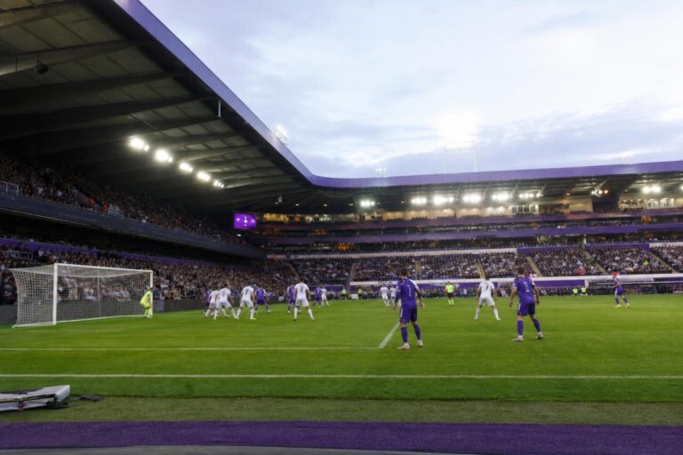 Spelers van RSC Anderlecht op het veld tijdens een wedstrijdmoment in het Lotto Park