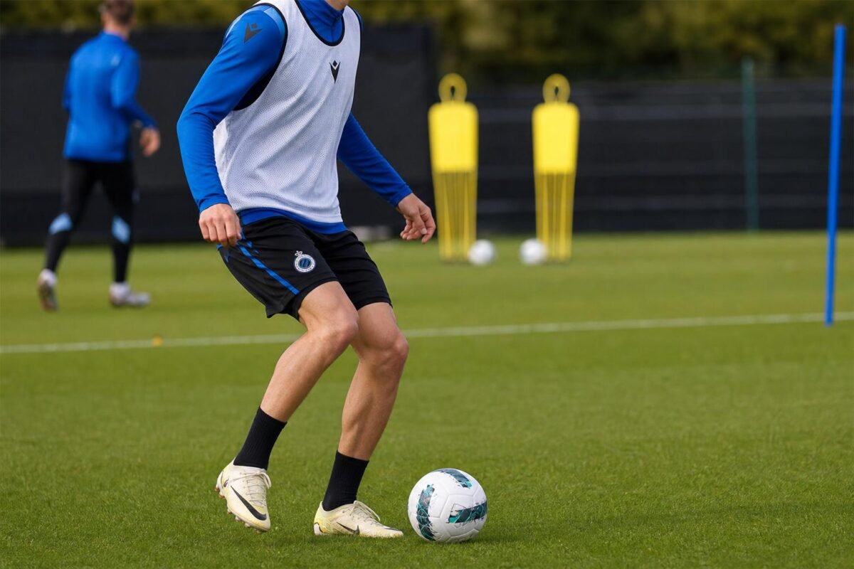 Aleksandar Stankovic in Club Brugge-context op training, met focus op transfersfeer