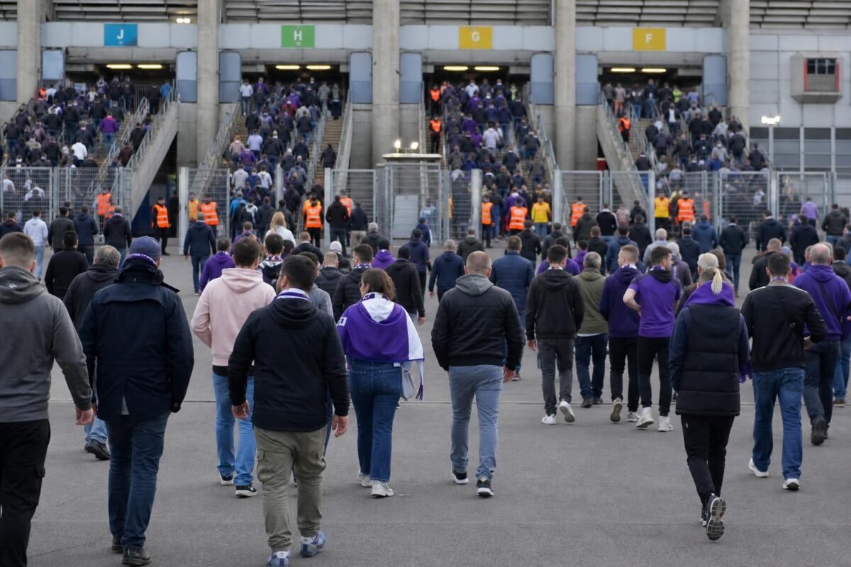 Supportersstromen aan de ingangen van het Koning Boudewijnstadion bij een bekerfinale