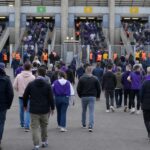 Supportersstromen aan de ingangen van het Koning Boudewijnstadion bij een bekerfinale
