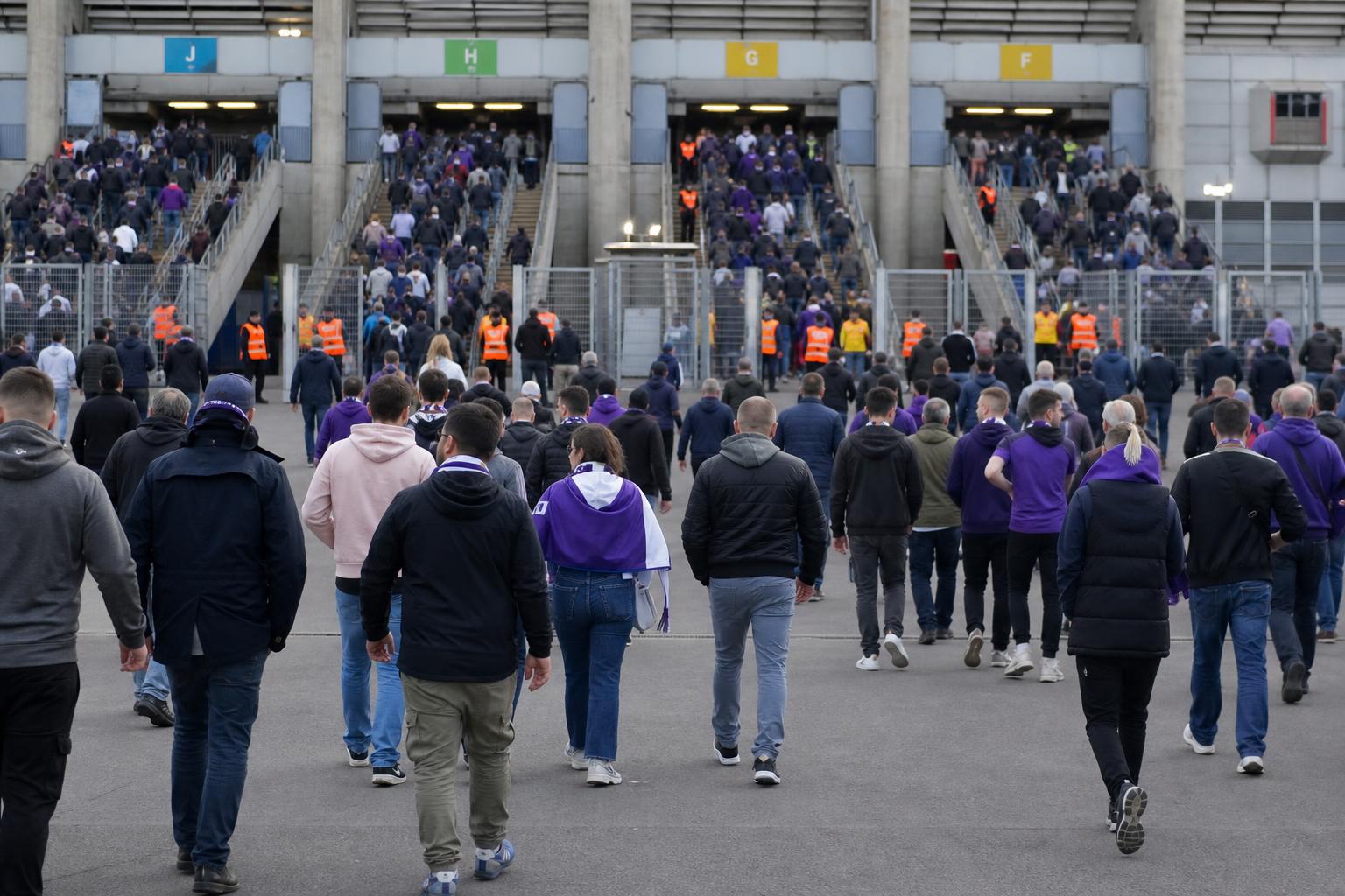 Supportersstromen aan de ingangen van het Koning Boudewijnstadion bij een bekerfinale