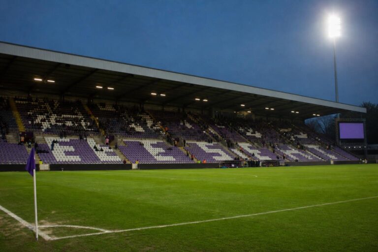 Stadionbeeld rond Beerschot in aanloop naar een wedstrijd op het Kiel