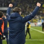 Wouter Vrancken coacht STVV langs de zijlijn in het stadion van Sint-Truiden