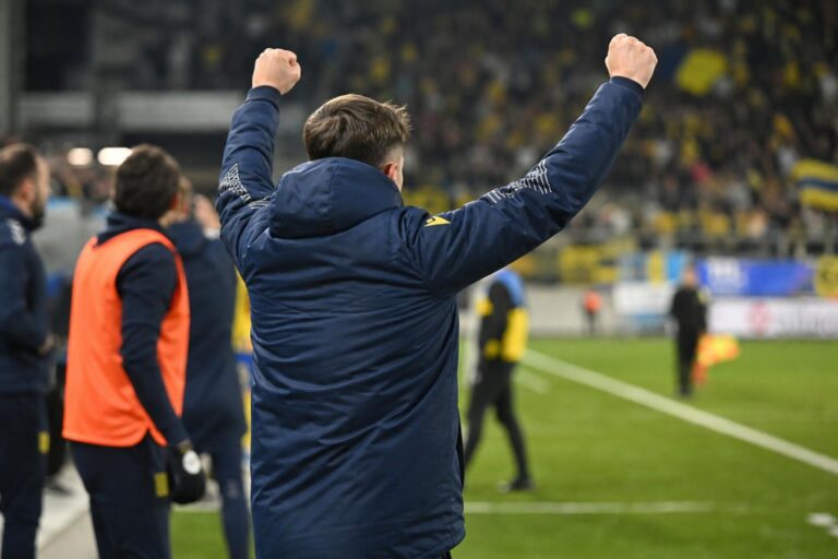 Wouter Vrancken coacht STVV langs de zijlijn in het stadion van Sint-Truiden