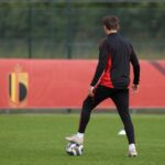 Mika Godts van Ajax op het trainingsveld in een neutrale setting, in context van zijn reactie op de WK-selectie bij de Rode Duivels