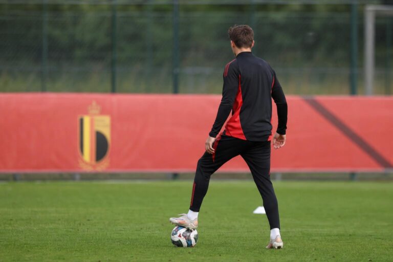 Mika Godts van Ajax op het trainingsveld in een neutrale setting, in context van zijn reactie op de WK-selectie bij de Rode Duivels