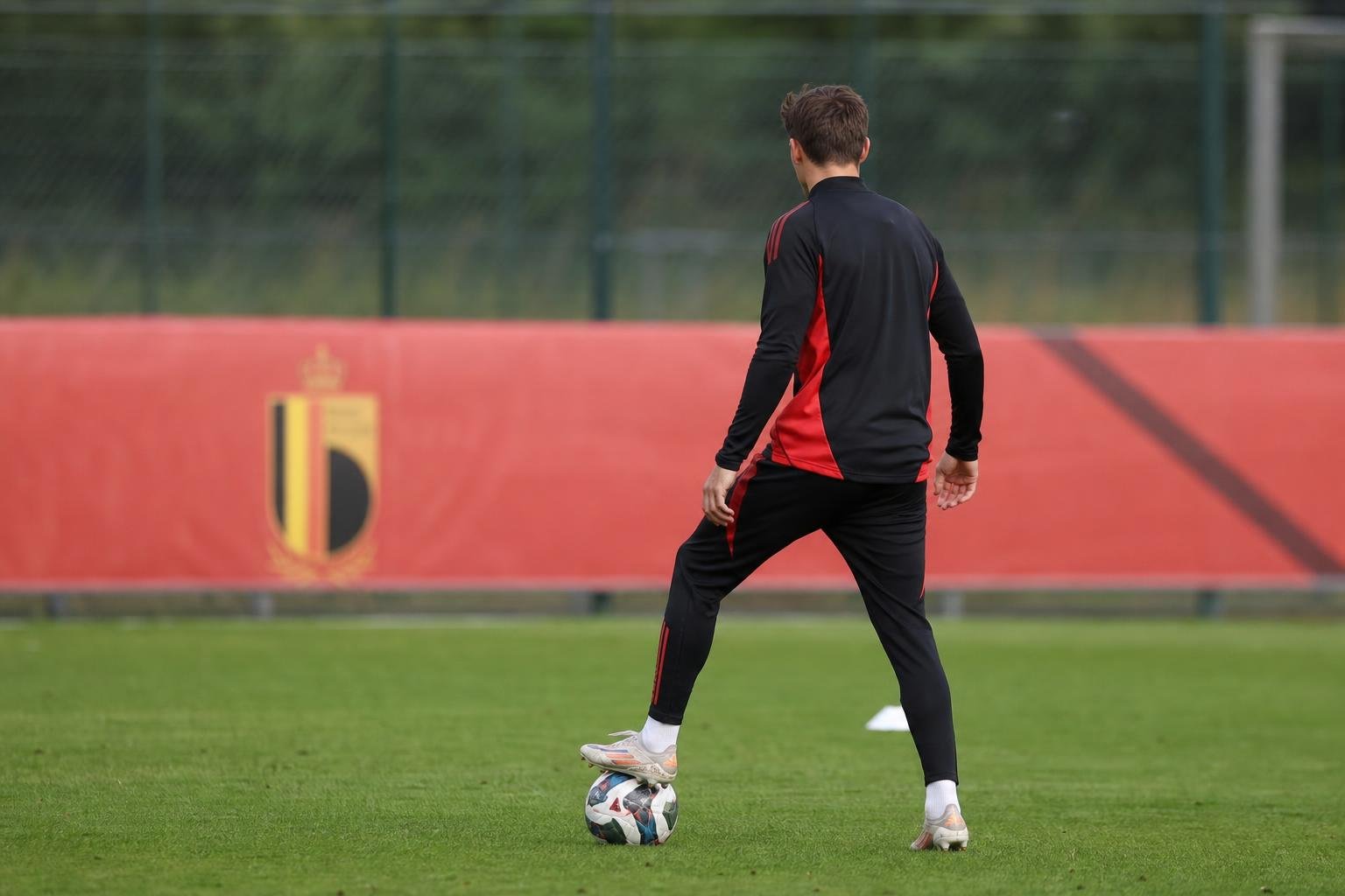 Mika Godts van Ajax op het trainingsveld in een neutrale setting, in context van zijn reactie op de WK-selectie bij de Rode Duivels
