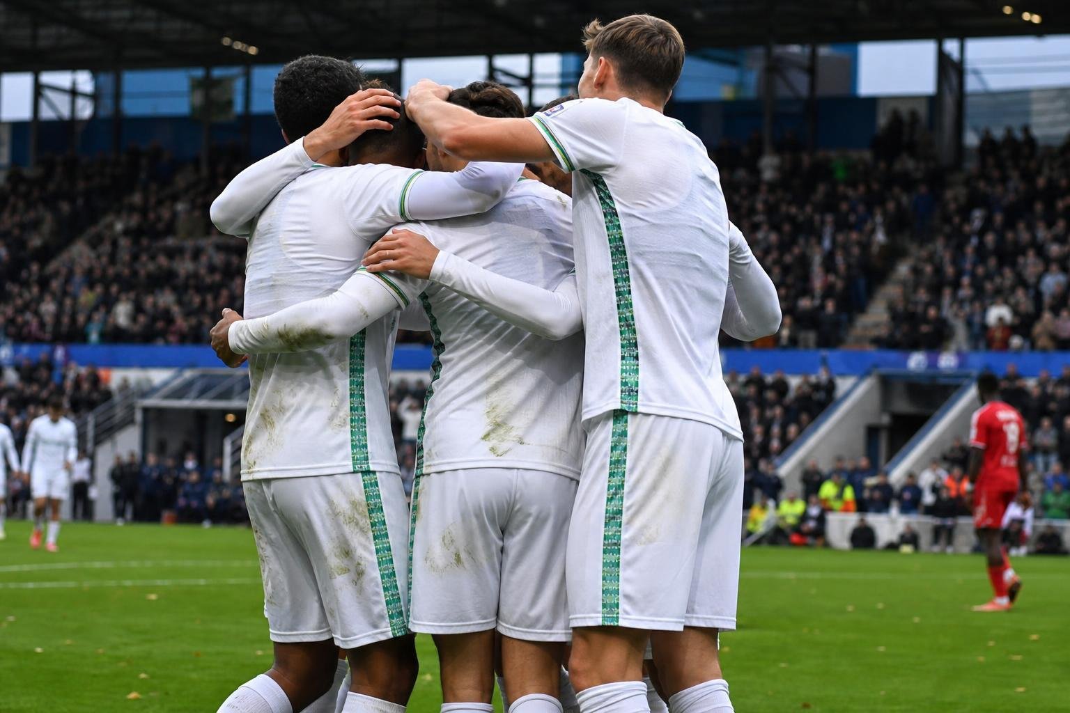 Spelers van OH Leuven vieren een doelpunt tegen Royal Antwerp FC in de Europe Play-Offs