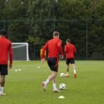 Sfeerbeeld van de Rode Duivels op training met spelers op het veld