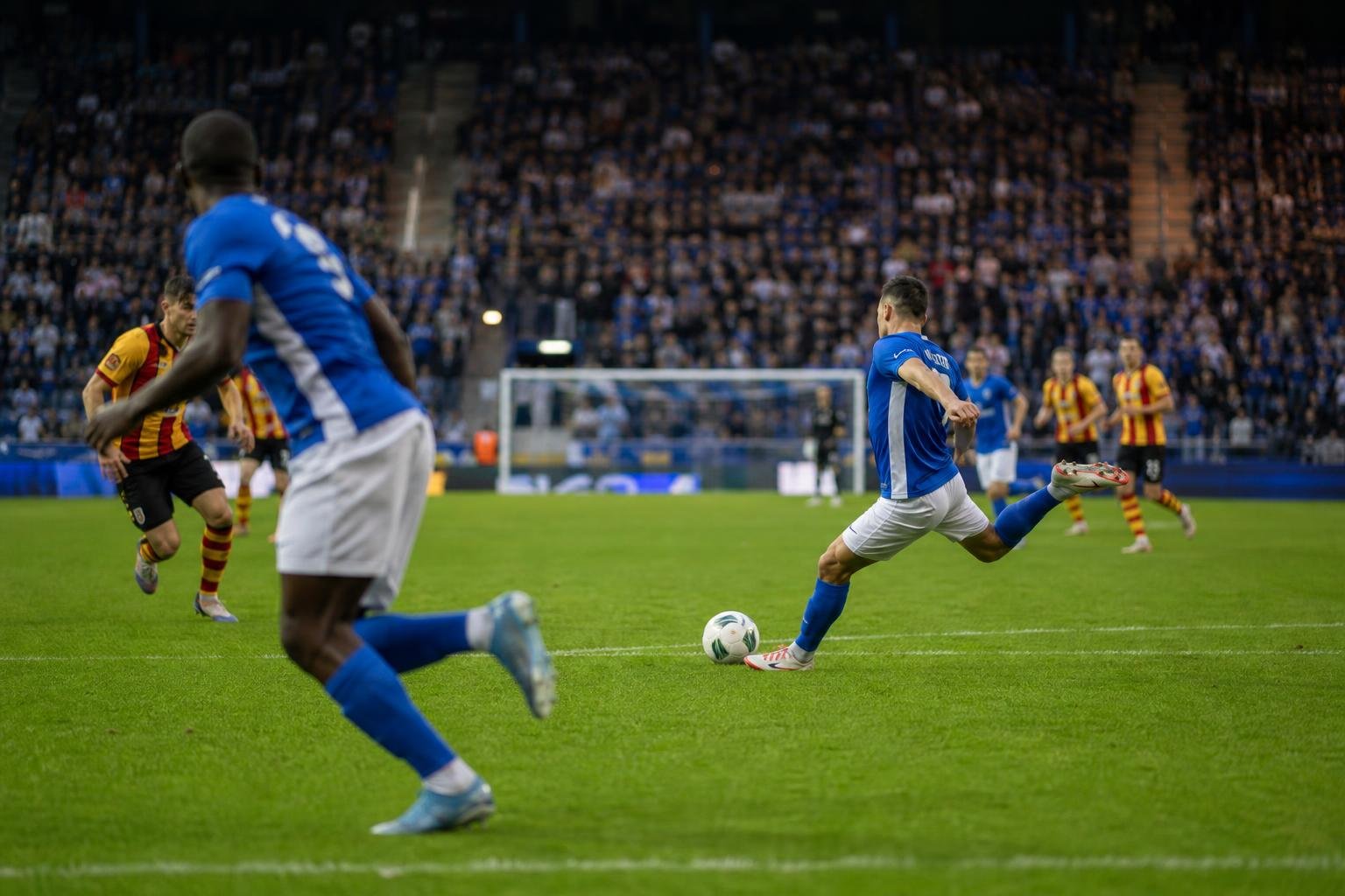 Sfeerbeeld in het stadion bij een wedstrijd van KRC Genk