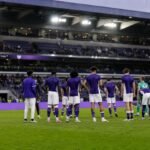 Spelers van RSC Anderlecht in het stadion na een teleurstellend moment tijdens de Champions' Play-Offs