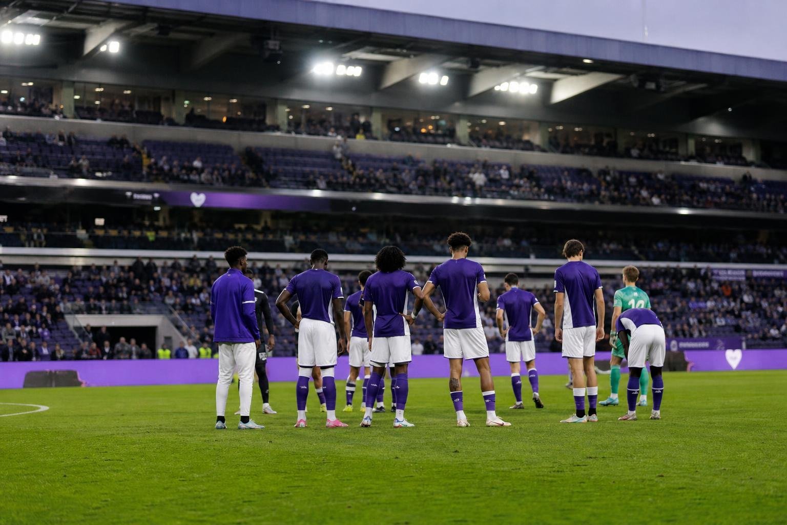 Spelers van RSC Anderlecht in het stadion na een teleurstellend moment tijdens de Champions' Play-Offs