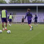 Spelers van RSC Anderlecht op training, gezien vanop afstand zonder herkenbare gezichten.