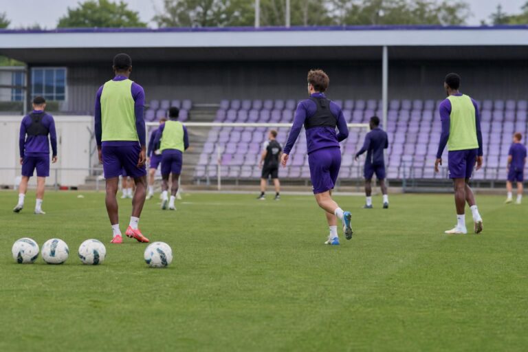 Spelers van RSC Anderlecht op training, gezien vanop afstand zonder herkenbare gezichten.