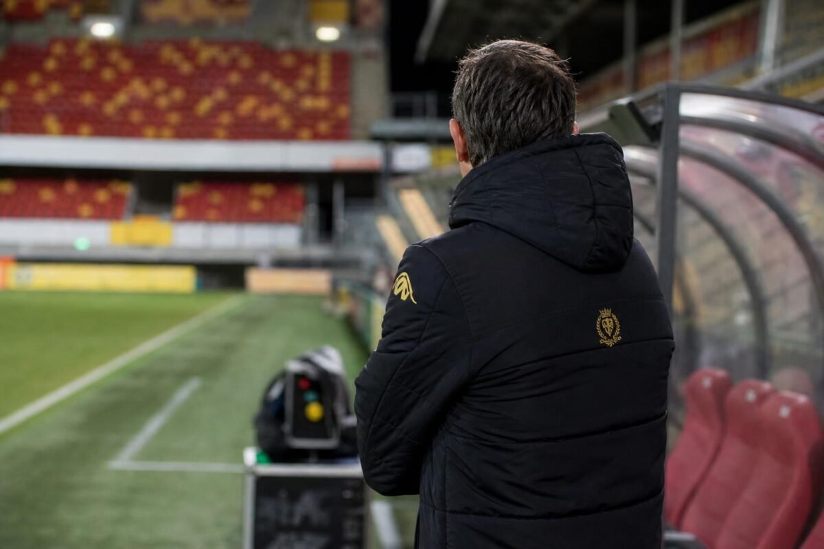 Frederik Vanderbiest van KV Mechelen langs de zijlijn in wedstrijdcontext