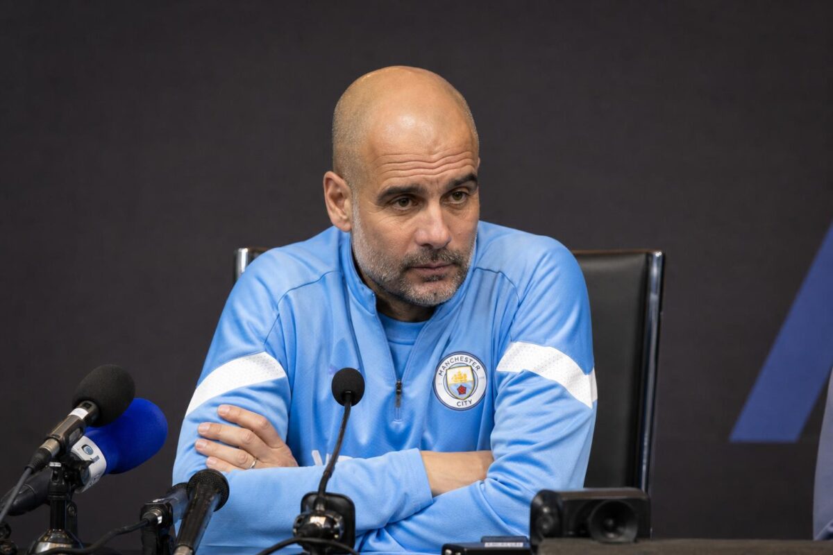 Pep Guardiola tijdens een persmoment als trainer van Manchester City
