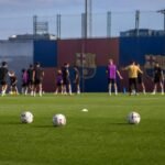 Trainingssituatie bij FC Barcelona met spelers op het veld, terwijl de focus ligt op de voorbereiding zonder herkenbare gezichten.