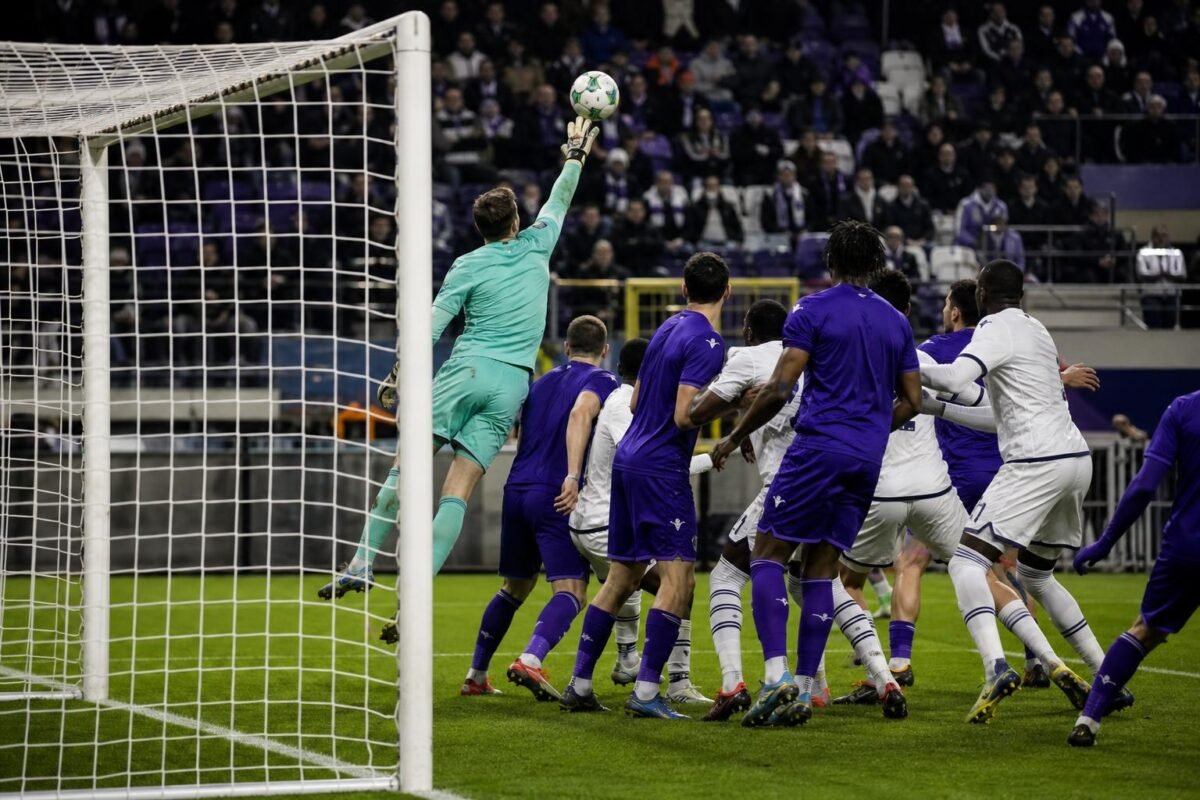 Wedstrijdbeeld met een doelman van Anderlecht in het strafschopgebied, zonder herkenbare gezichten.