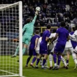 Wedstrijdbeeld met een doelman van Anderlecht in het strafschopgebied, zonder herkenbare gezichten.