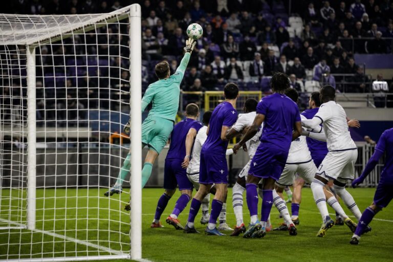 Wedstrijdbeeld met een doelman van Anderlecht in het strafschopgebied, zonder herkenbare gezichten.