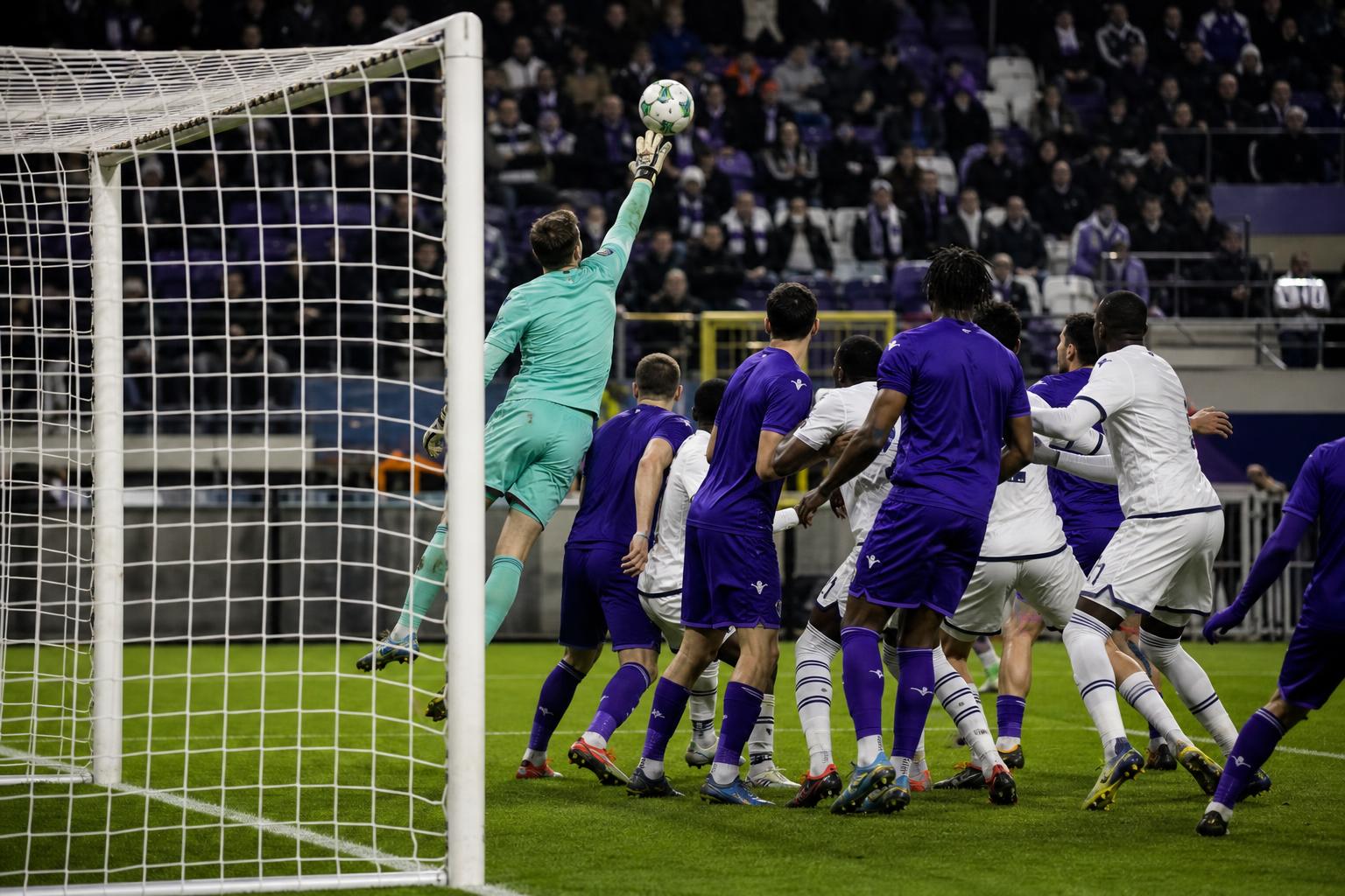 Wedstrijdbeeld met een doelman van Anderlecht in het strafschopgebied, zonder herkenbare gezichten.