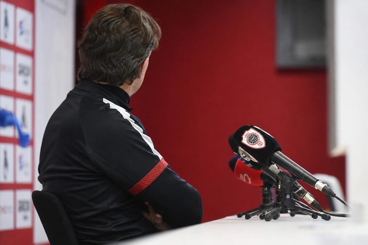 Sfeerbeeld rond Royal Antwerp FC met focus op de trainerssituatie