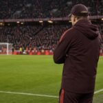 Vincent Kompany langs de zijlijn bij Bayern München tijdens een wedstrijd
