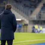 Rik De Mil langs de zijlijn bij KAA Gent tijdens een wedstrijd