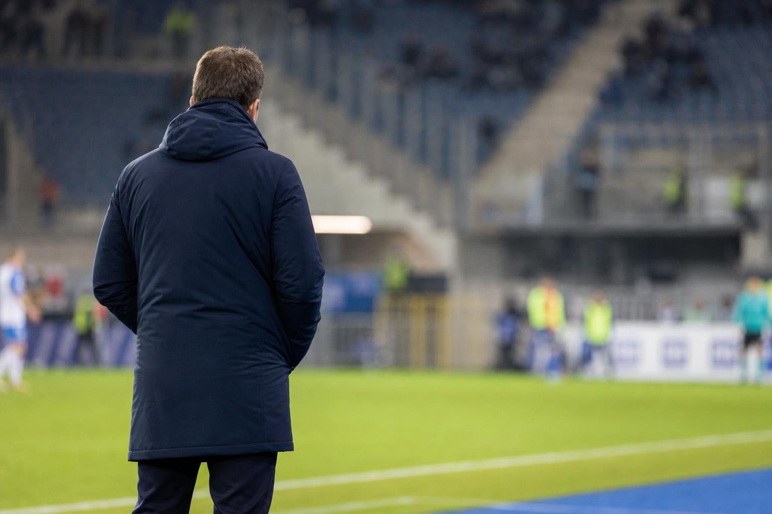 Rik De Mil langs de zijlijn bij KAA Gent tijdens een wedstrijd