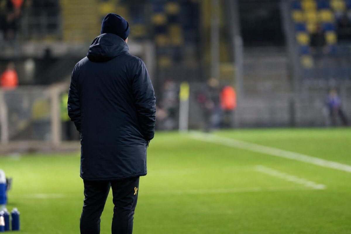 Wouter Vrancken langs de zijlijn bij STVV tijdens een wedstrijd op Stayen