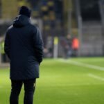 Wouter Vrancken langs de zijlijn bij STVV tijdens een wedstrijd op Stayen