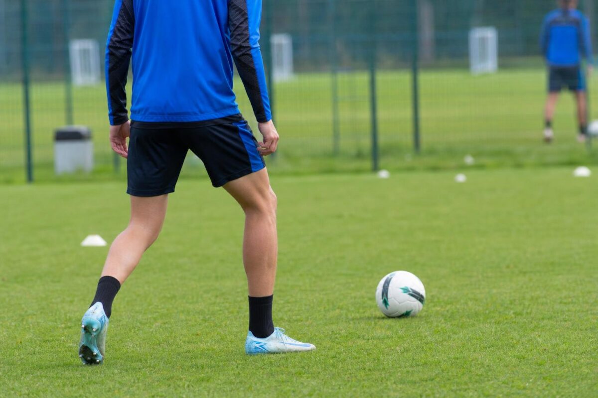 Trainingbeeld bij Club Brugge met focus op een jonge verdediger zonder herkenbare gezichten