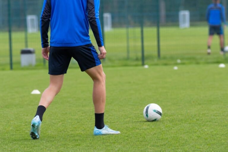 Trainingbeeld bij Club Brugge met focus op een jonge verdediger zonder herkenbare gezichten
