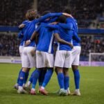 Spelers van KRC Genk vieren samen een doelpunt tijdens een wedstrijd