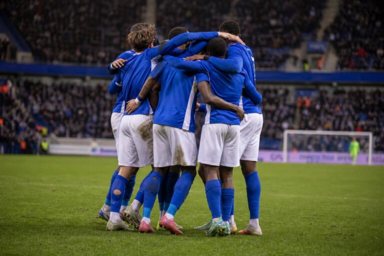 Spelers van KRC Genk vieren samen een doelpunt tijdens een wedstrijd