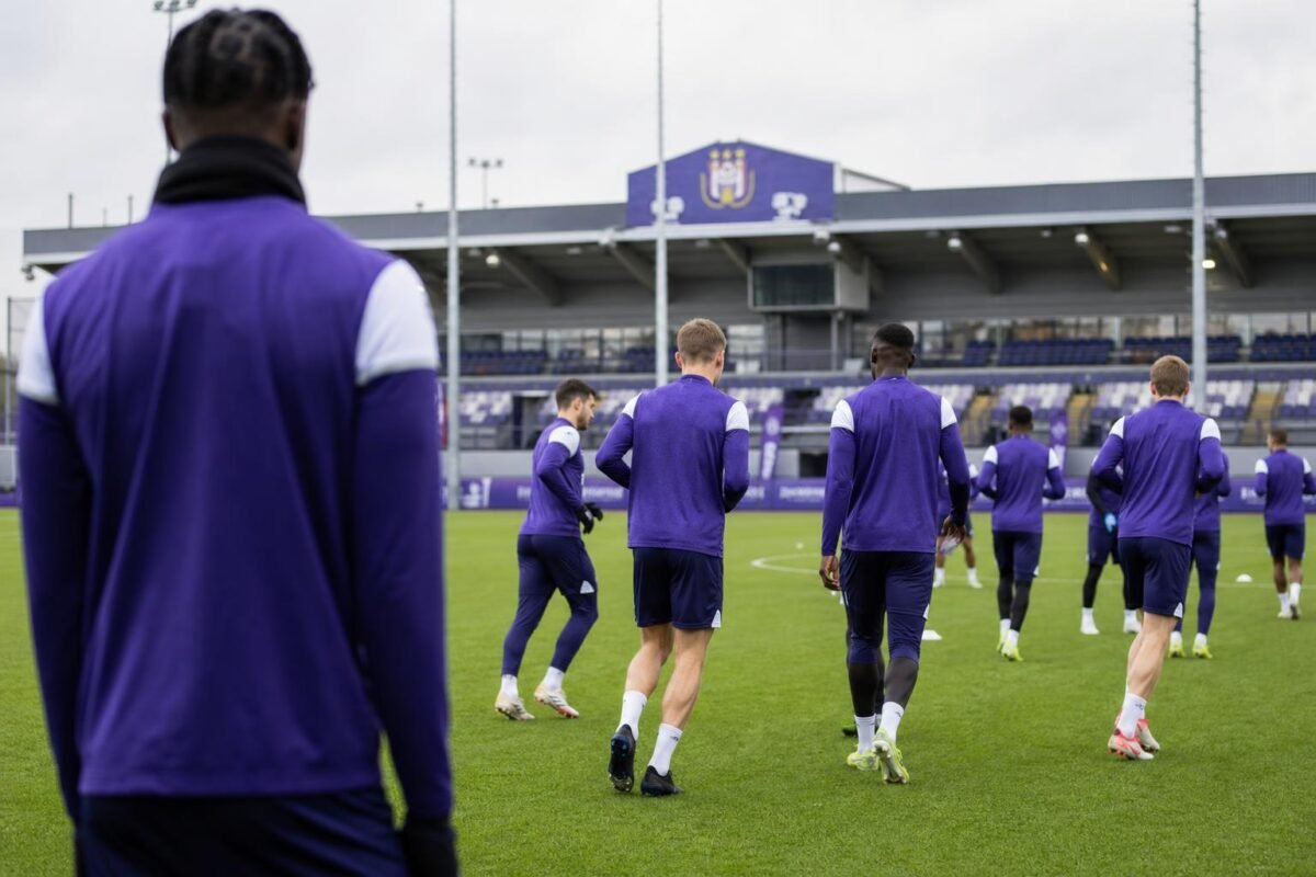 Trainingbeeld in het Lotto Park met een Anderlecht-speler op de achtergrond, zonder herkenbare gezichten