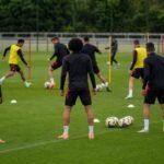 Sfeerbeeld van de Rode Duivels op training richting WK, met focus op de aanvalslijn zonder herkenbare gezichten.