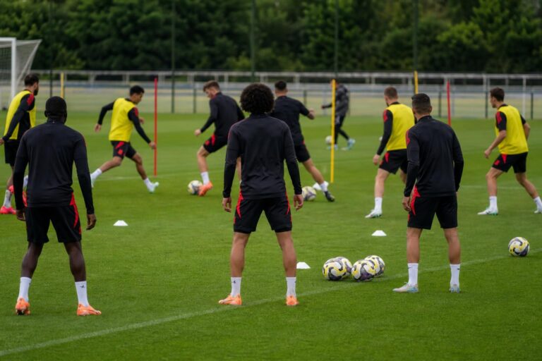 Sfeerbeeld van de Rode Duivels op training richting WK, met focus op de aanvalslijn zonder herkenbare gezichten.