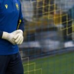 Een doelman van STVV op training aan het doel met keepershandschoenen
