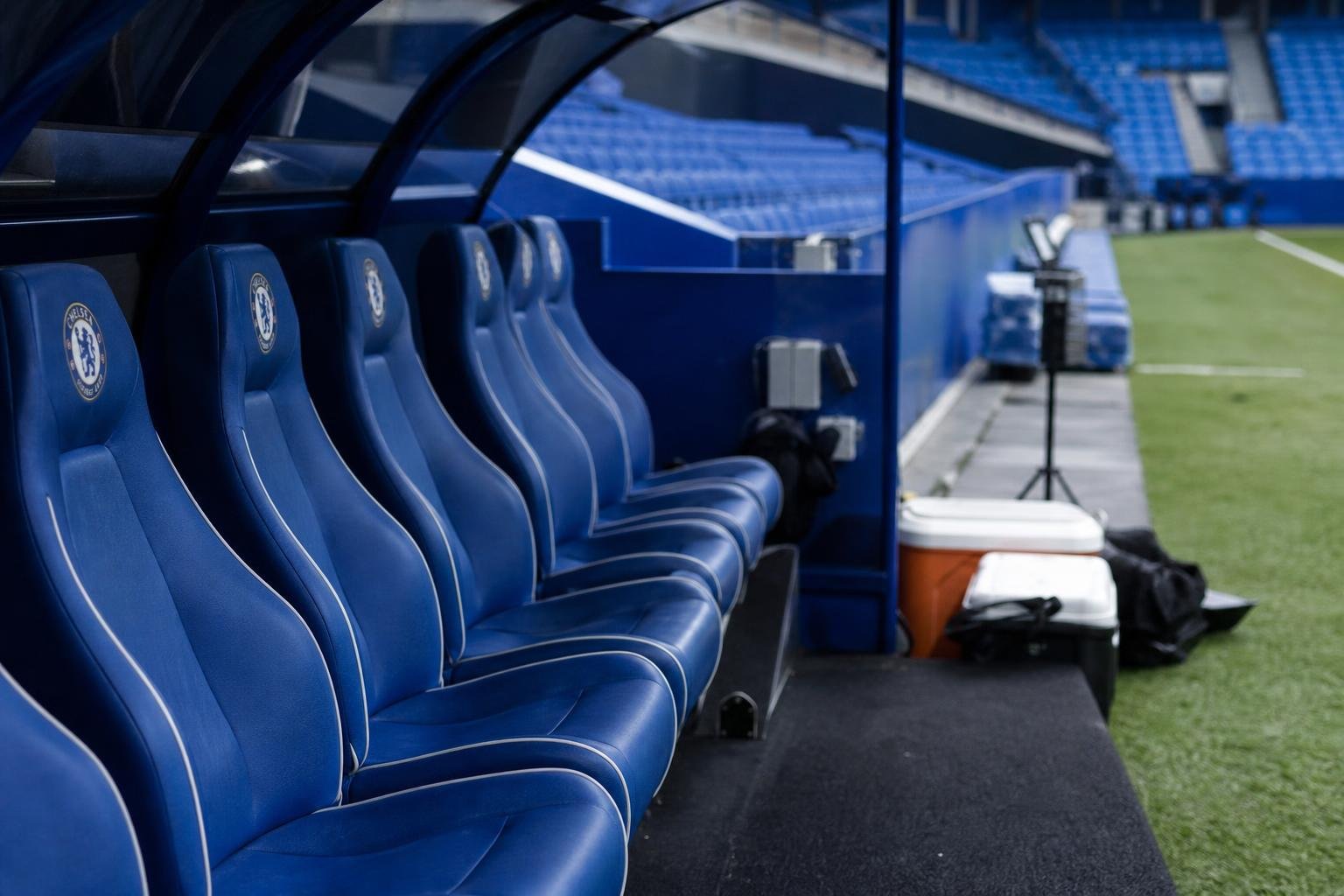 Chelsea in een stadionomgeving in Londen met focus op een trainerswisselcontext
