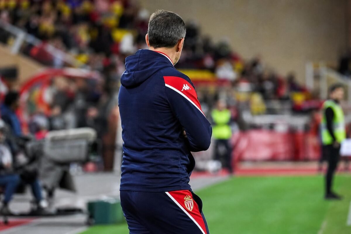Sébastien Pocognoli langs de zijlijn bij AS Monaco