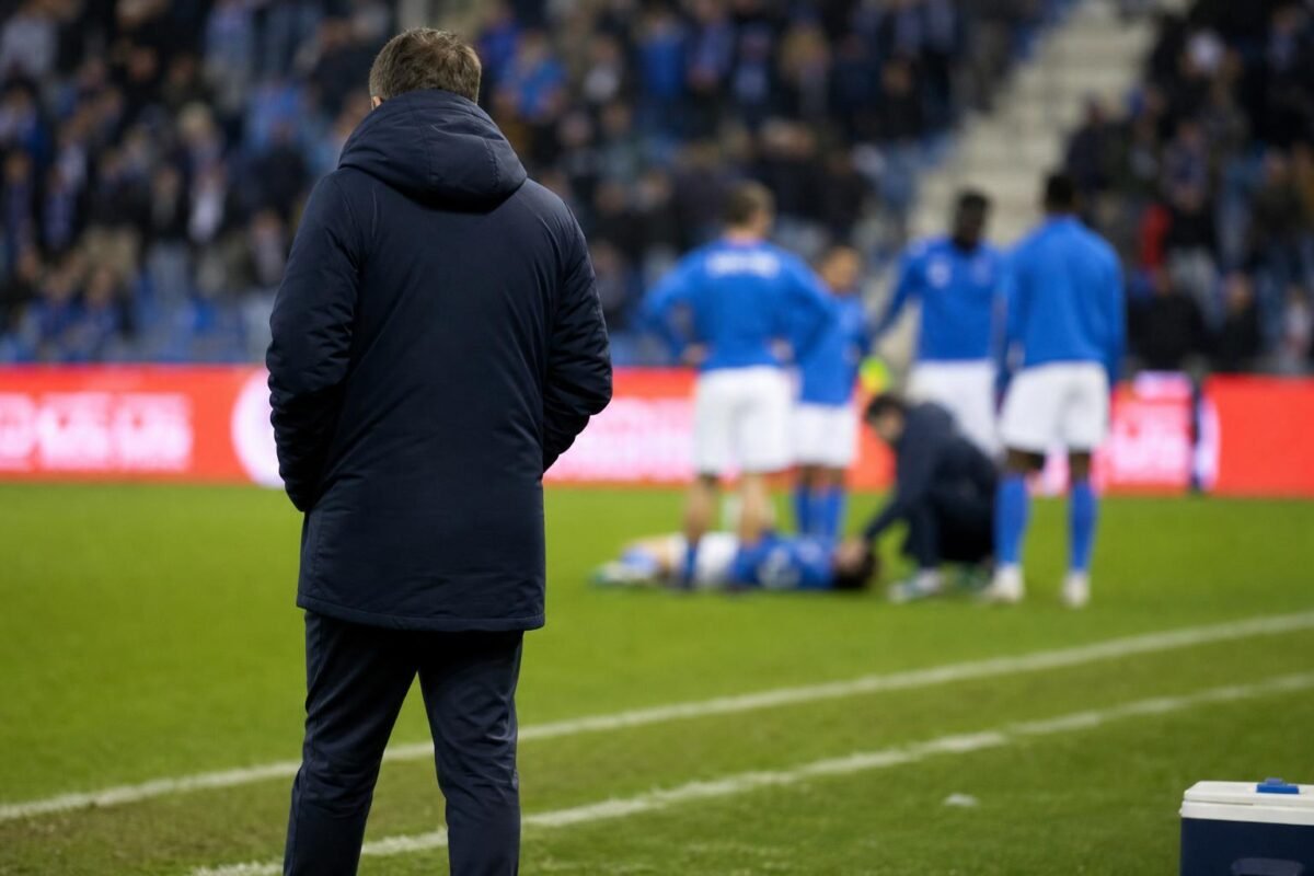 Nicky Hayen langs de zijlijn met KRC Genk tijdens een wedstrijd