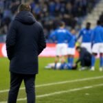 Nicky Hayen langs de zijlijn met KRC Genk tijdens een wedstrijd